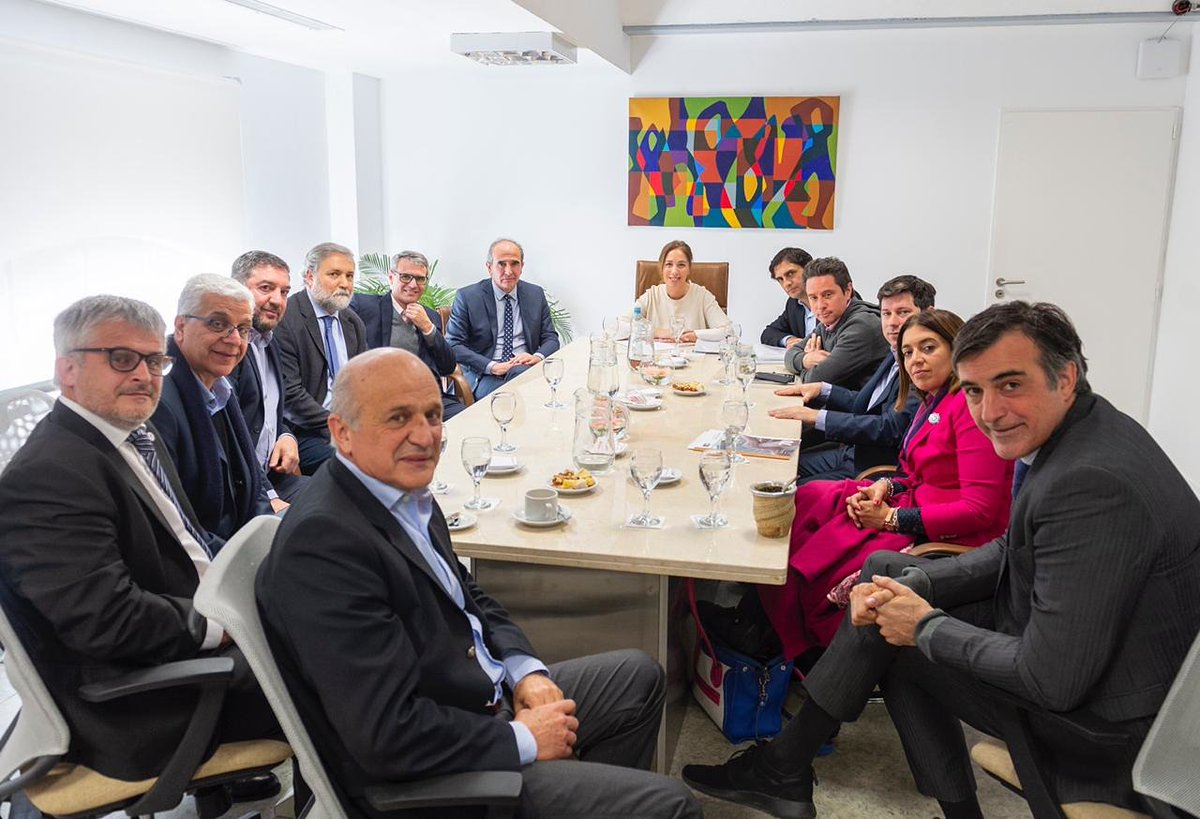 RectorUNNOBA's tweet photo. Reunión con la gobernadora María Eugenia Vidal 
#Hoy Rectores y autoridades de universidades miembro de la #RUNBo (Red de Universidades Bonaerenses) mantuvimos una reunión con la gobernadora de la Provincia de Buenos Aires @mariuvidal @gzinny @estebanbullrich y @pmdomenichini https://t.co/pvqGWCGGsZ