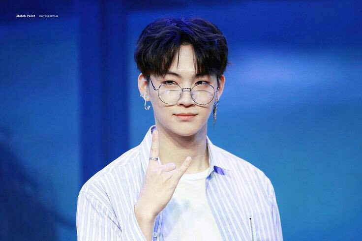 Sailin85649945's tweet photo. Post a pic of you and 3 of your biases and let your followers tell you who you would look best with
This will flop I just know it.btw I actually wear glasses, like real ones 😂😂😂
#selca #me #kpop #ship #shipme #bias https://t.co/B0KOfZRdRf