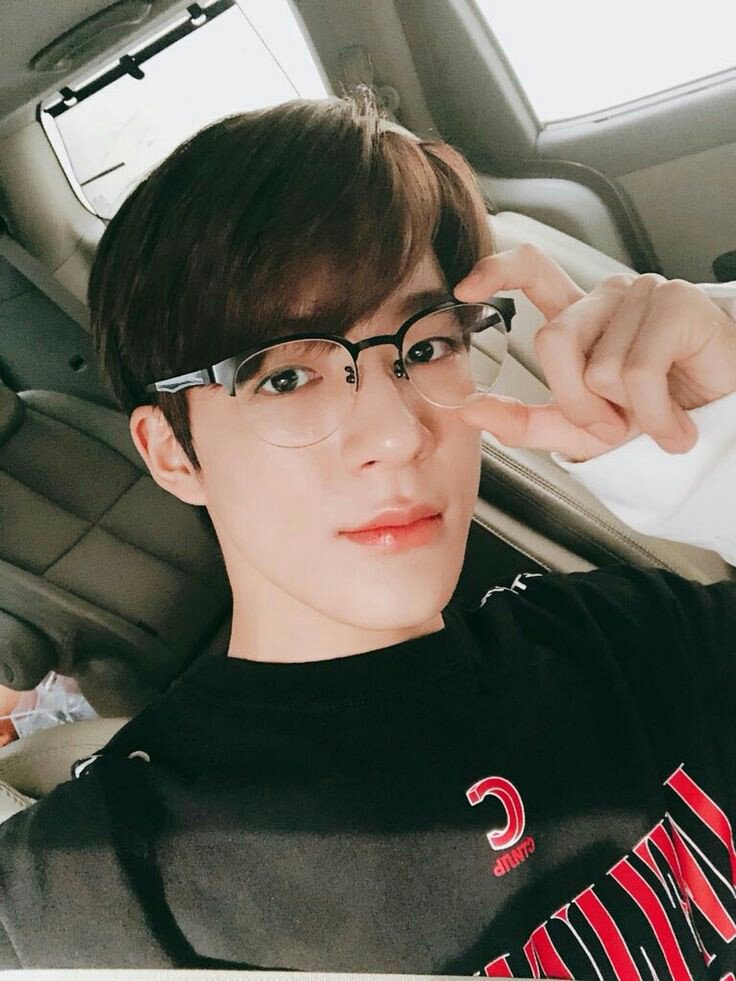 Sailin85649945's tweet photo. Post a pic of you and 3 of your biases and let your followers tell you who you would look best with
This will flop I just know it.btw I actually wear glasses, like real ones 😂😂😂
#selca #me #kpop #ship #shipme #bias https://t.co/B0KOfZRdRf