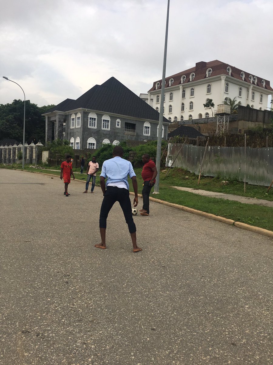 Chi_agozie's tweet photo. Sco pa to manaa ? β Street Football π π
Some where in Asokoro , local man enjoyed himself today
Retweet if you miss such
#Scopatumanaa #AbujaTwitterCommunity #TuesdayThoughts #localmanispleased https://t.co/ib4OYZshY1