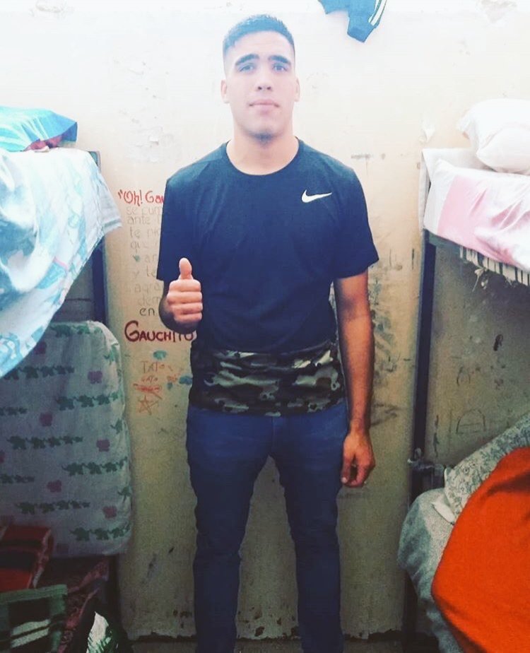 _ThePoliceman_'s tweet photo. Miren lo que tengo bajo custodia en mi comando policial. Está preso por asalto a mano armada y robo de teléfonos en el centro.

Cada RETWEET es un "MUESTRAME MÁS".

😈😈😈 https://t.co/gKUJdU1p4b