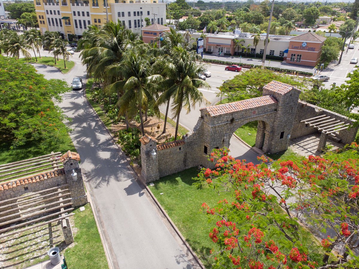 #CoralGables founder, George Merrick, greeted people at the city limits with grand and welcoming gateways - like the Alhambra Entrance - 1 of 2 historic entrances in #NorthPonce! 

#CoralGablesLove #MediterraneanArchitecture #HistoricCoralGables