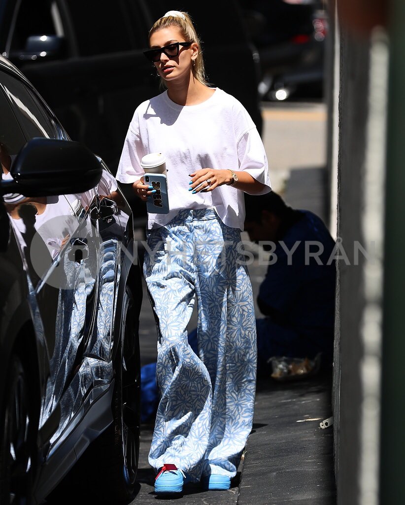 X 上的Hailey Bieber Outfits：「Hailey leaving a hair salon in LA