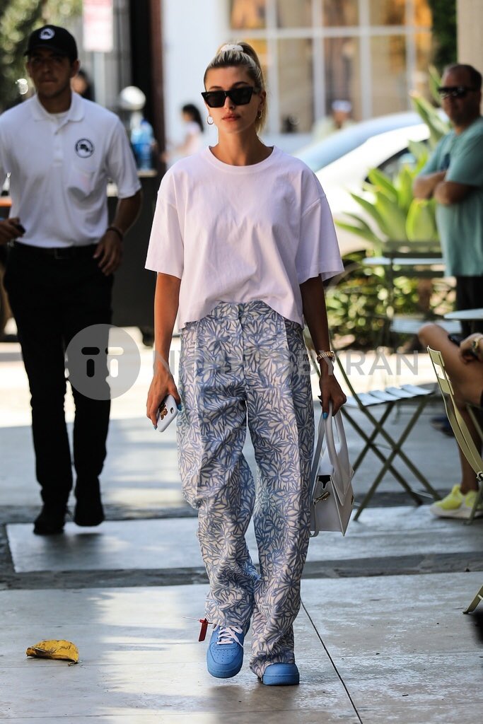 X 上的Hailey Bieber Outfits：「Hailey leaving a hair salon in LA