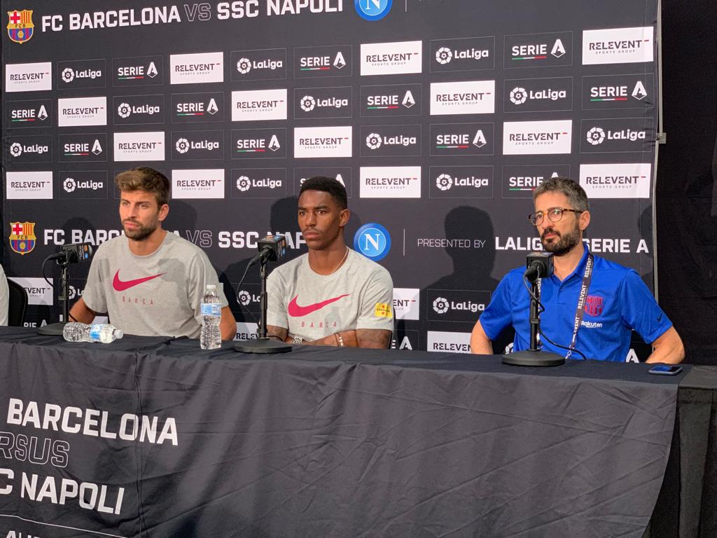 Piqué y Junior durante la rueda de prensa (Foto: FCB).