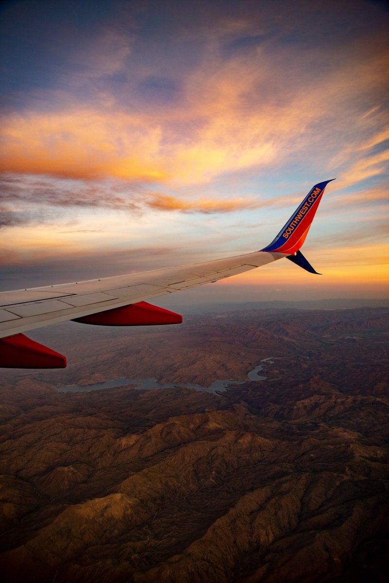 GavinTheShep's tweet photo. @SouthwestAir Early morning flight, had a beautiful view of the mountains coming back into Arizona. Now I understand the winglet color scheme. https://t.co/amczMuMAqj