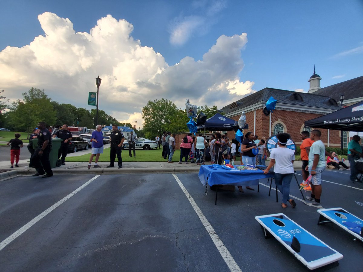 National night out at the Rock #NationalNightOut <a href="/JakeAraghi/">Jake Araghi</a> <a href="/elthonmunoz/">Elthon Munoz</a> @PortablesChrisW @ATTPortablesEVD