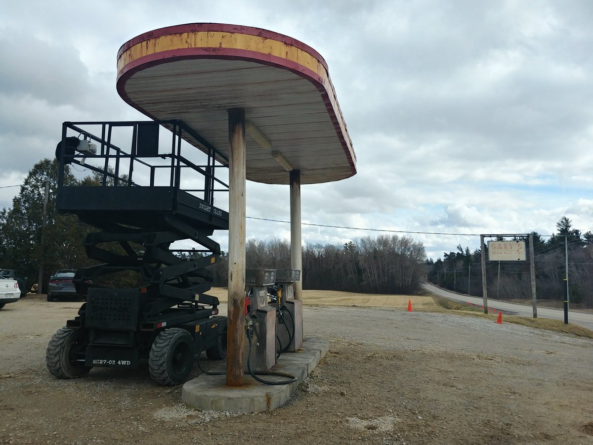 DevonMHogue's tweet photo. Did you catch a glimpse of #Cbridge on this week's @HandmaidsOnHulu? I wouldn't blame you if you missed seeing #PerformanceCycle and Beaverdale Road - they looked a wee bit different than normal... Look for LOTS of familiar sights in the upcoming season finale!! https://t.co/o1iPC0EsH1