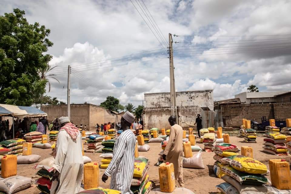 sema_yobe's tweet image. The Yobe State Emergency Management Agency, under the administration of His Excellency Hon. @Maimalabuni019, the executive governor of Yobe State has officially flagged off the distribution of food items to 5,000 returnees, women headed households and the elderly.