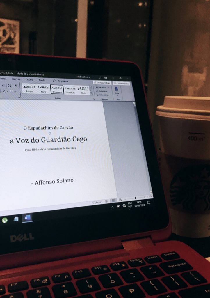 affonsosolano's tweet photo. Trabalhando aqui no meu 3º livro e na trilha sonora AWESOME q vai acompanhá-lo. Prometo pelinhos arrepiados. 🎶 https://t.co/OQlTHNpWYS