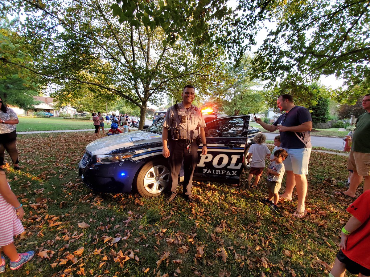 To see a whole community come together with those who protect it is a beautiful thing. <a href="/FairfaxCountyPD/">Fairfax County Police</a> @DaijuanDavisSr @attportablesel1