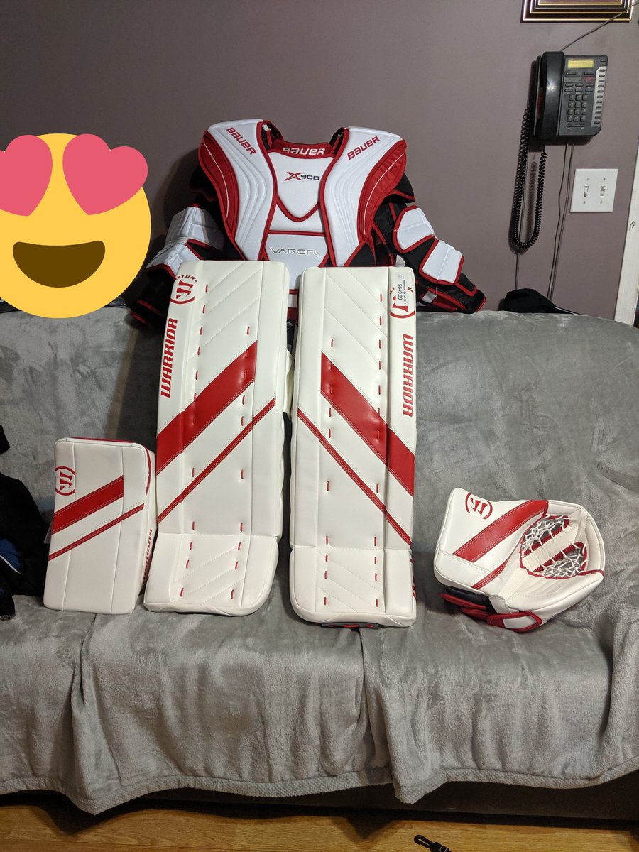CatlinRogers's tweet photo. My new @Warrior @WarriorHockey #ritualG4 setup and @BauerHockey #vapor Bauer Vapor X900 chesty. Big thanks to @thegoaliecrease for my first ever set of new gear. Now we wait for the ice to go in https://t.co/IyTDTSUV2F