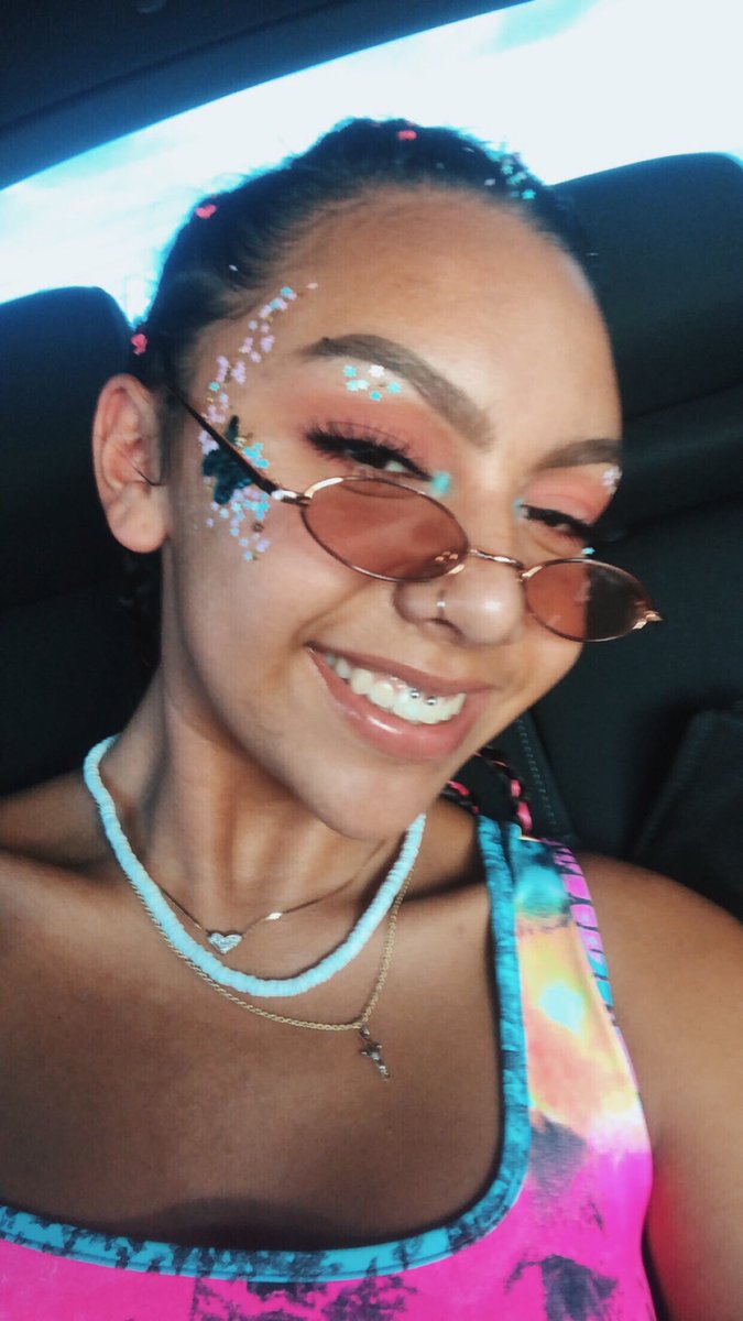 melanieedaniela's tweet photo. hard summer lookz https://t.co/61W1gCYjc4