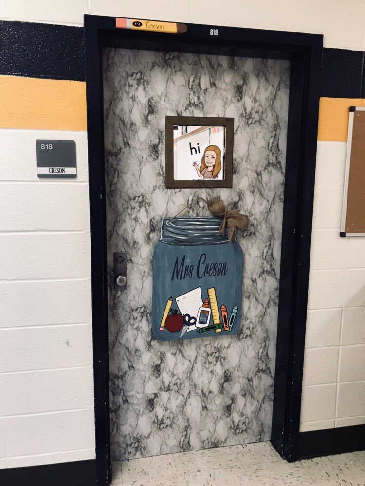 KatieCreson's tweet photo. My bitmoji and I are ready for the students in room 818 tomorrow! 😊 #placetobe https://t.co/HMLn8g3lw3