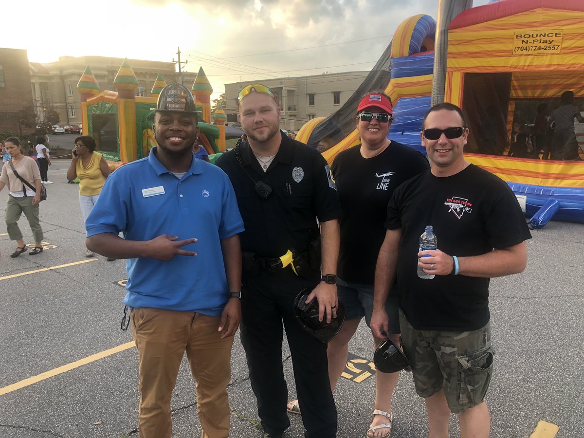 AT&amp;T PORTABLES NNO !
#NationalNightOut <a href="/JakeAraghi/">Jake Araghi</a> <a href="/elthonmunoz/">Elthon Munoz</a> @PortablesChrisW @ATTPortablesEVD !!