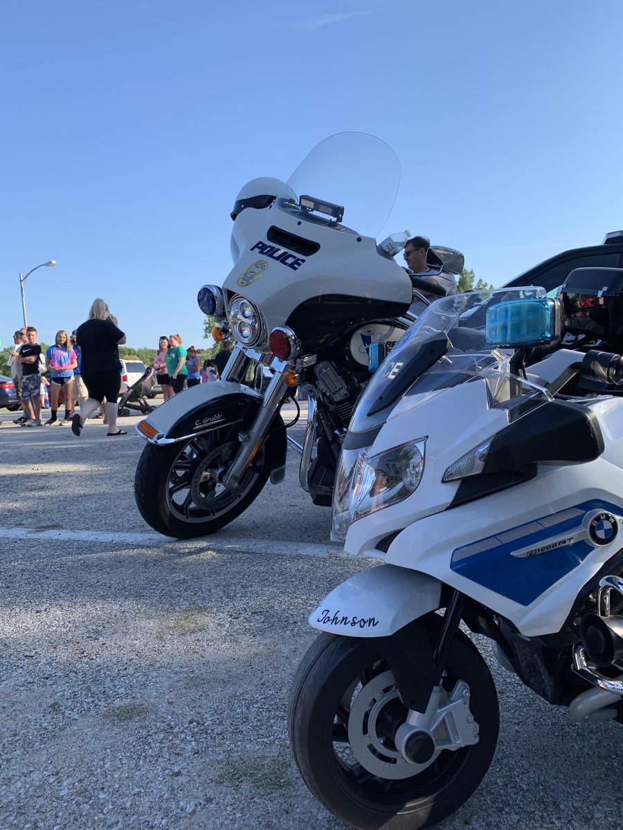 BellevuePolice's tweet image. Down at @BellevueParks #EverrettPark w/ #OfcLeevi and our #MotorUnit for @BellevuePolice #NationalNightOut2019 Tweeted by @OfcGrubb