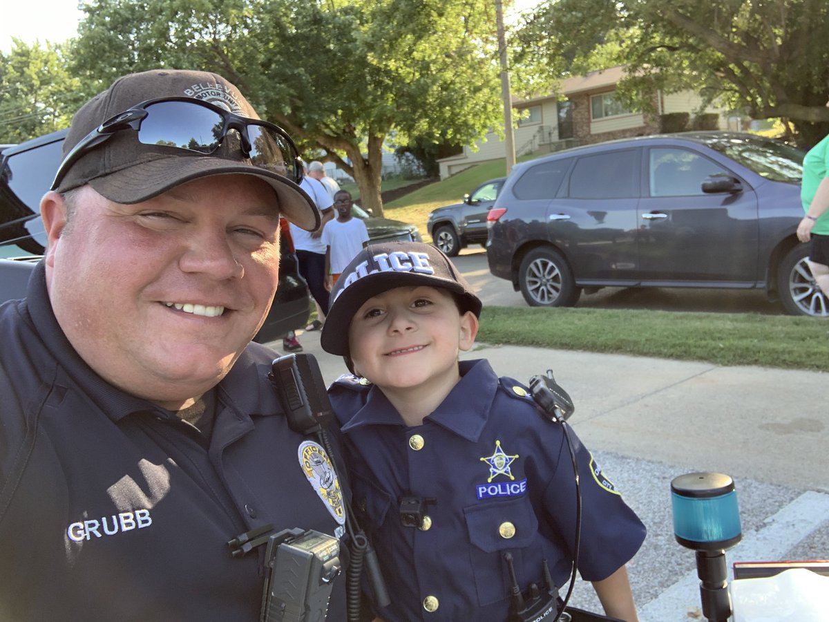 BellevuePolice's tweet image. Down at @BellevueParks #EverrettPark w/ #OfcLeevi and our #MotorUnit for @BellevuePolice #NationalNightOut2019 Tweeted by @OfcGrubb