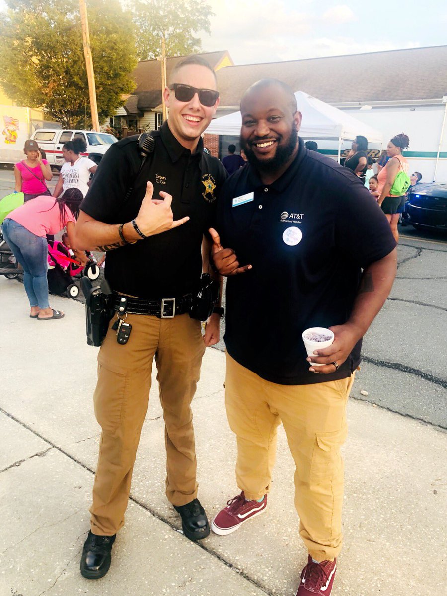 NNO SUPPORTING THOSE WHO SERVE US! NNO! #NationalNightOut !
<a href="/JakeAraghi/">Jake Araghi</a> @PortablesChrisW @ATTPortablesEVD <a href="/elthonmunoz/">Elthon Munoz</a>