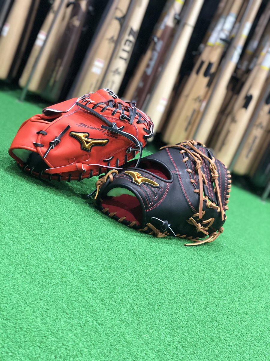 yakyudoikkyu's tweet photo. ⚾️
ミズノプロ 当店オリジナル
捕手用、一塁手用ミット入荷‼️
・
大人気の配色で
革の張り感が素晴らしい✨
・
是非店頭にてチェックしてみてください
御来店お待ちしております‼️ 
#野球堂一球 
#IKKYU
#Baseball
#野球
#Baseballshop
#野球専門店
#大阪
#ミズノプロ
#オーダーグローブ https://t.co/CM5zOGl5g0