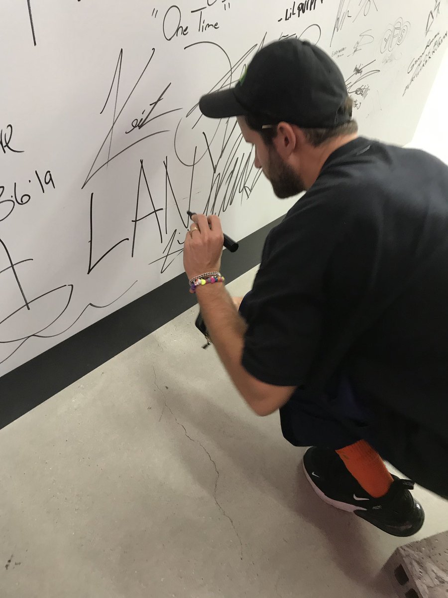 UNIVERSAL_INTER's tweet photo. NUBIAN原宿にて、本日東京公演を控える #LANY のpopupが開催中！LANY本人たちも昨夜訪れたよ。かわいいグッズがたくさんです！🌹今日までの開催なので、急げ〜💨
詳細はこちら▶︎https://t.co/ZnzyPzhZq2 https://t.co/lxISRTMcoO
