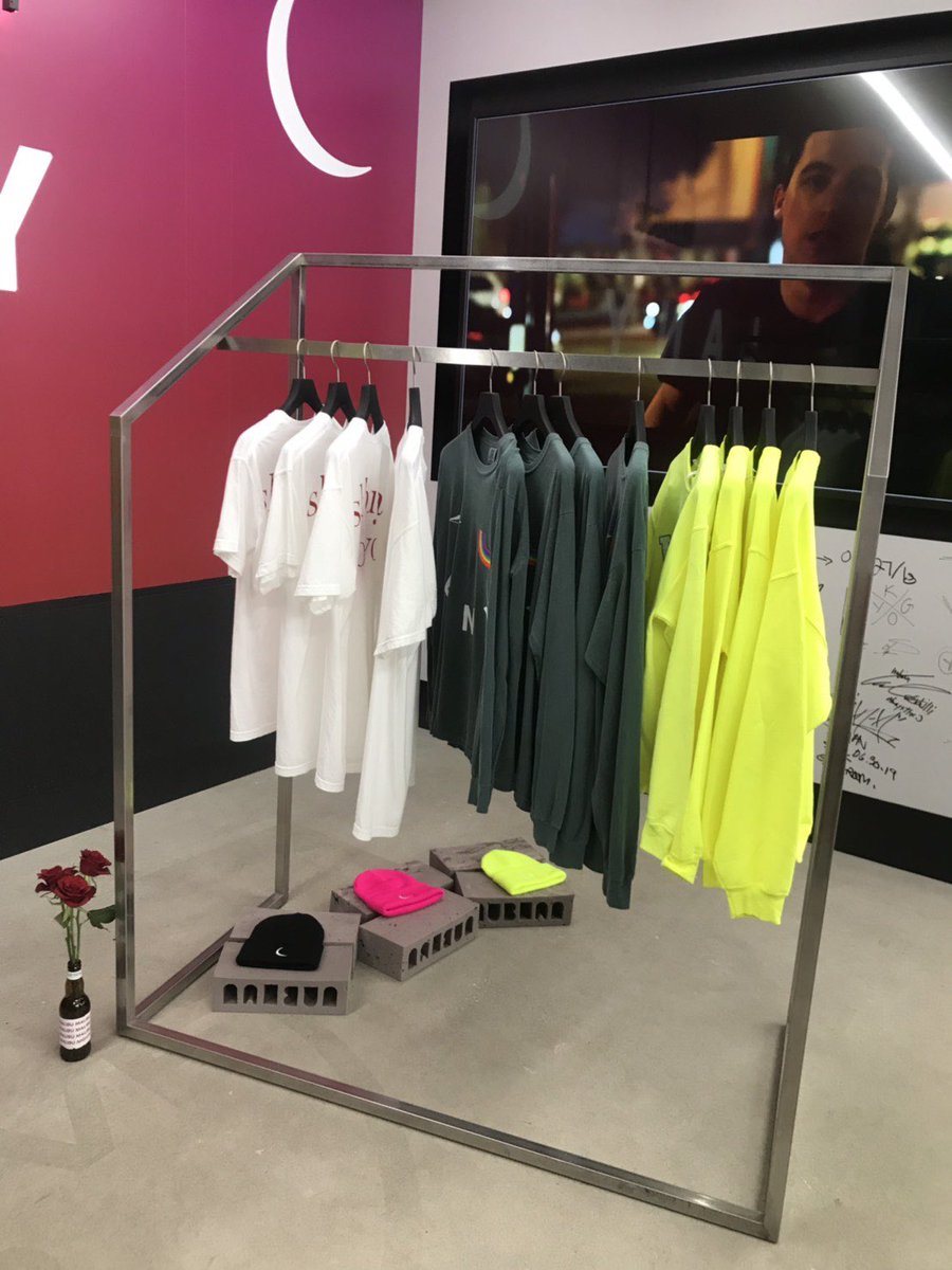 UNIVERSAL_INTER's tweet photo. NUBIAN原宿にて、本日東京公演を控える #LANY のpopupが開催中！LANY本人たちも昨夜訪れたよ。かわいいグッズがたくさんです！🌹今日までの開催なので、急げ〜💨
詳細はこちら▶︎https://t.co/ZnzyPzhZq2 https://t.co/lxISRTMcoO