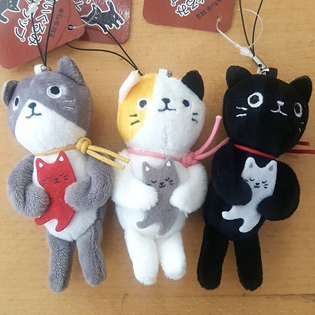 猫のいる雑貨屋さん 猫びより 再入荷 親子猫マスコットストラップ 780 税別 子猫を抱っこしている姿に ほんわか癒されます 猫のストラップ なごみ猫 猫柄の 猫雑貨 黒猫 三毛猫 ネコ好き 看板猫のいるお店 Cat T Co 8rtjyjojel