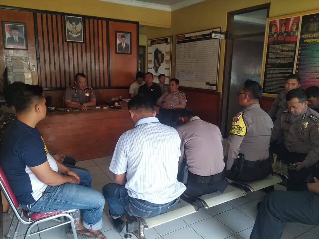 KalerHumas's tweet photo. Giat Apel Pagi Polsek Tarogong Kaler dimpimpin Langsung Oleh Kapolsek Tarogong Kaler ( IPDA ASEP SAEPUDIN . SH )Di Lanjutkan Brifing Bulanan Seluruh Jajaran Polsek Tarogong Kaler .. https://t.co/5KHRkUvjom