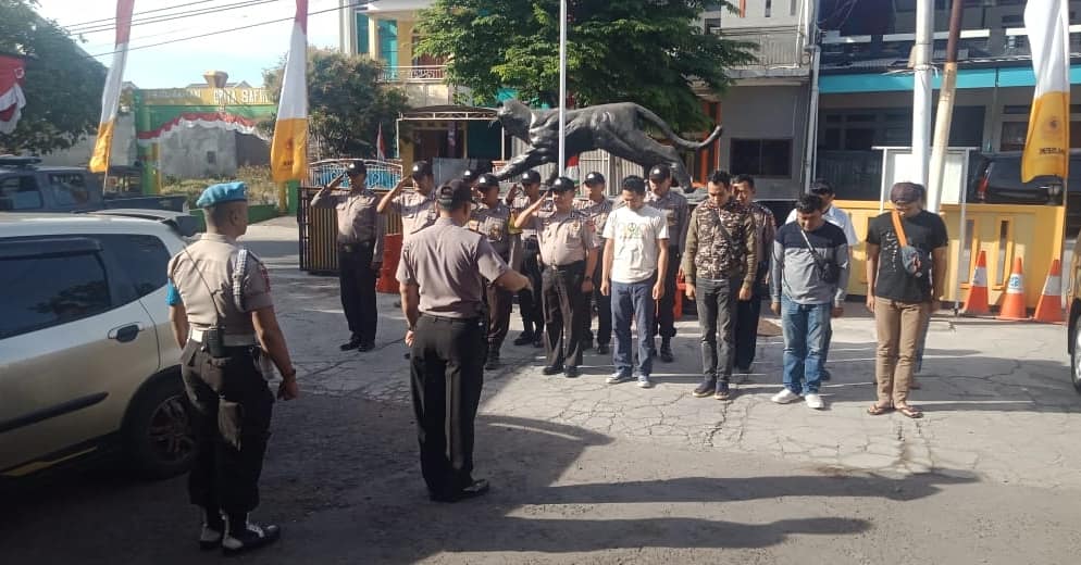 KalerHumas's tweet photo. Giat Apel Pagi Polsek Tarogong Kaler dimpimpin Langsung Oleh Kapolsek Tarogong Kaler ( IPDA ASEP SAEPUDIN . SH )Di Lanjutkan Brifing Bulanan Seluruh Jajaran Polsek Tarogong Kaler .. https://t.co/5KHRkUvjom