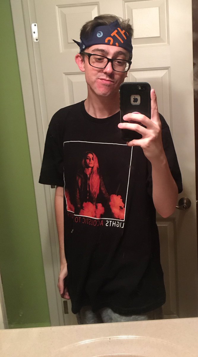 robhalll's tweet photo. Cause I’m the same kid, same mission 
Same confidence condition 
.
.
.
The #SkinAndEarthAcoustic Tour Tee is my new favorite shirt @lights #DownForever 😍💛♥️👏🏼 https://t.co/4jHvJgJjyC