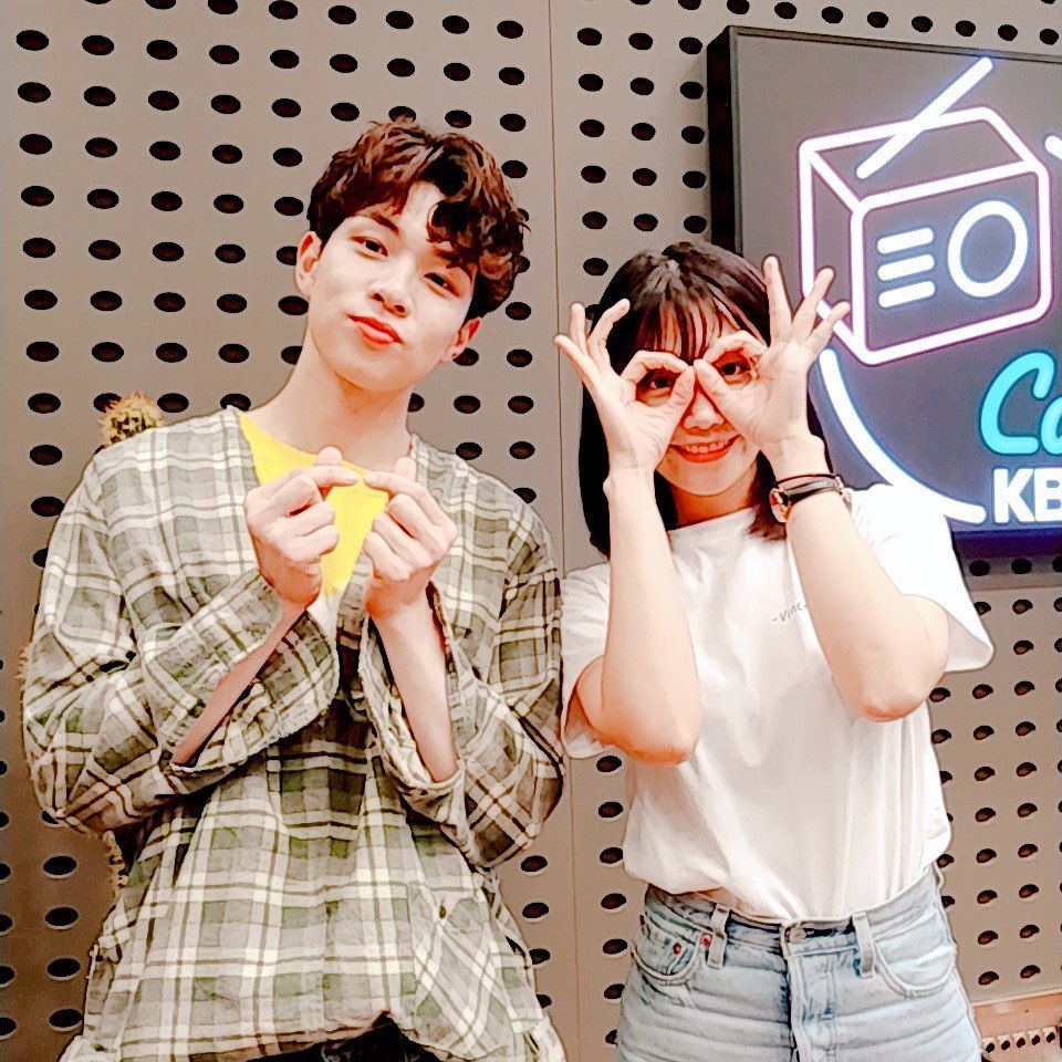 MeungDeveryday's tweet photo. 190807 kbsgayo IG

#鄭恩地的歌謠廣場 #每週星期三 #恩地的工作室
只在每週星期三營業的
大白天的投幣練歌房 #恩地的工作室
今天也正常營業了哦 https://t.co/ABIkm8WSHY