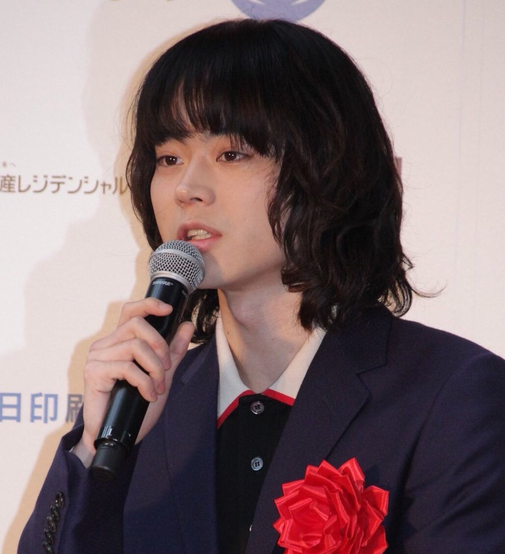 羊 Pa Twitter 一般的な菅田将暉像って鬼ちゃんだと思うしガチ恋な人も短髪とかかっこよくて色っぽいモードが好きなイメージあるんだけど 髪型や容姿は関係なく好きって人は戻れないところまで菅田将暉に惹かれてるし 長髪の菅田さんを崇拝してる系のオタクはヤバい