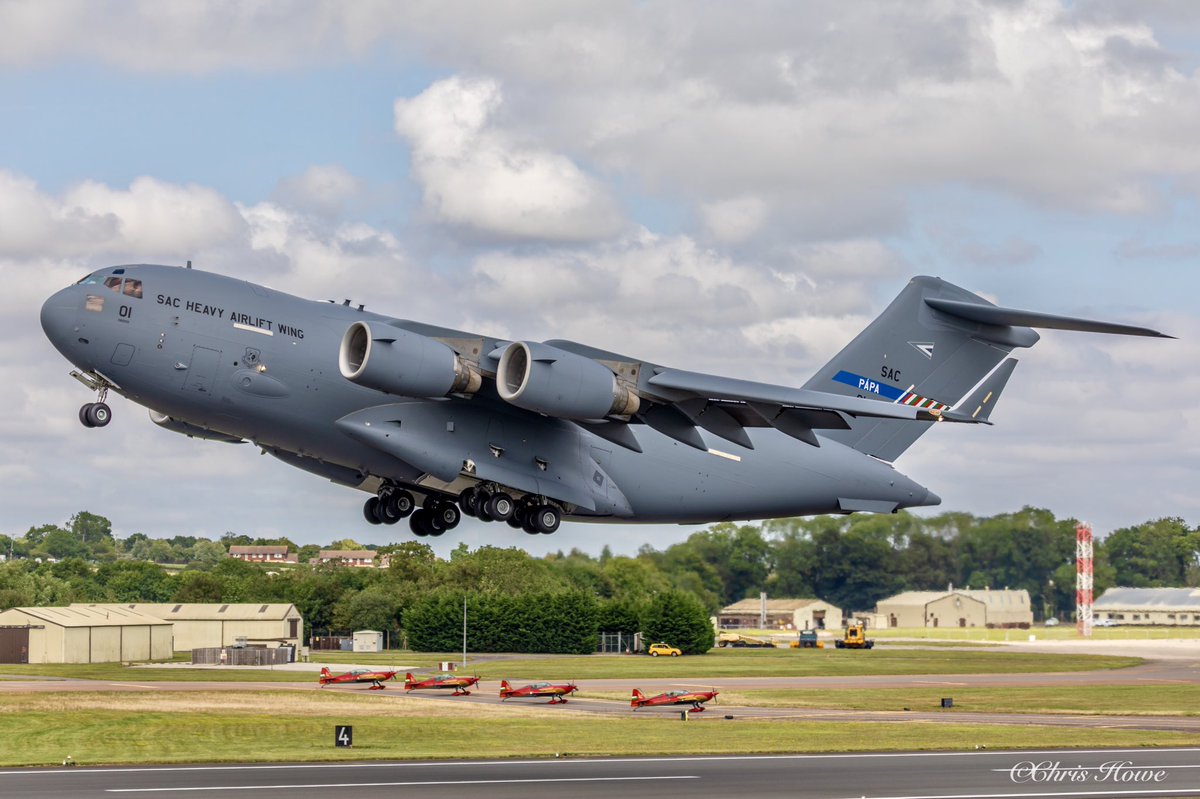 cjh3051's tweet photo. Little n Large #avgeek #avporn #aviation #aviationphotography #aircraft #airshow #airtattoo #boeing #c17 #c17globemaster #canonaviation #extra330 #liveforthestory #planespotting #photography #potn #riat #RIAT19 #royaljordan #lovejo #sigmauk #sigmaphoto #teamcanon @BoeingDefense https://t.co/oAKXeR6uXs