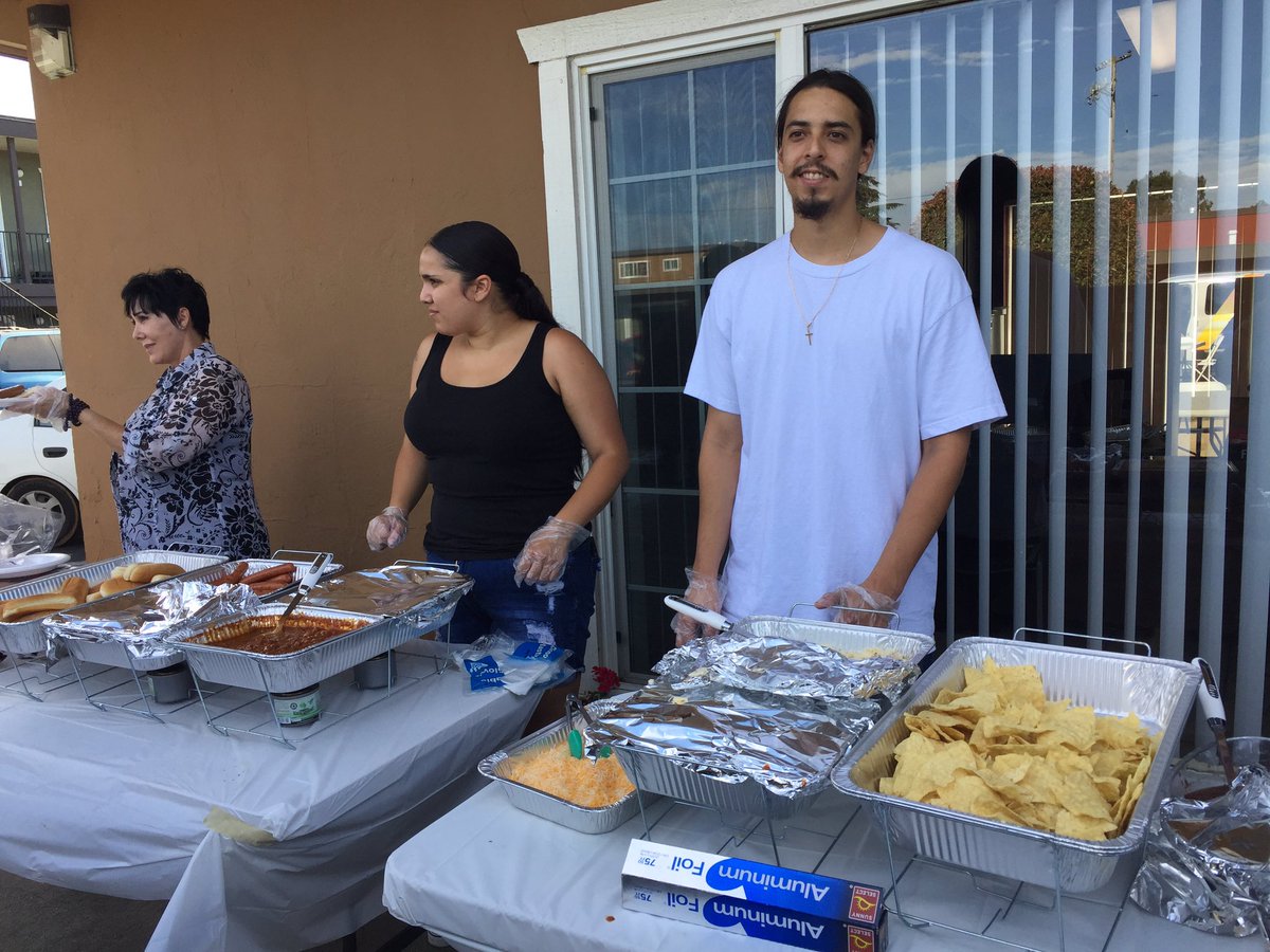 LisaLisalew's tweet photo. National Night Out @ Crawley! #NationalNightOut #BePremier #CommunityPartnersRock #FSUSD https://t.co/WPy2esT6x2