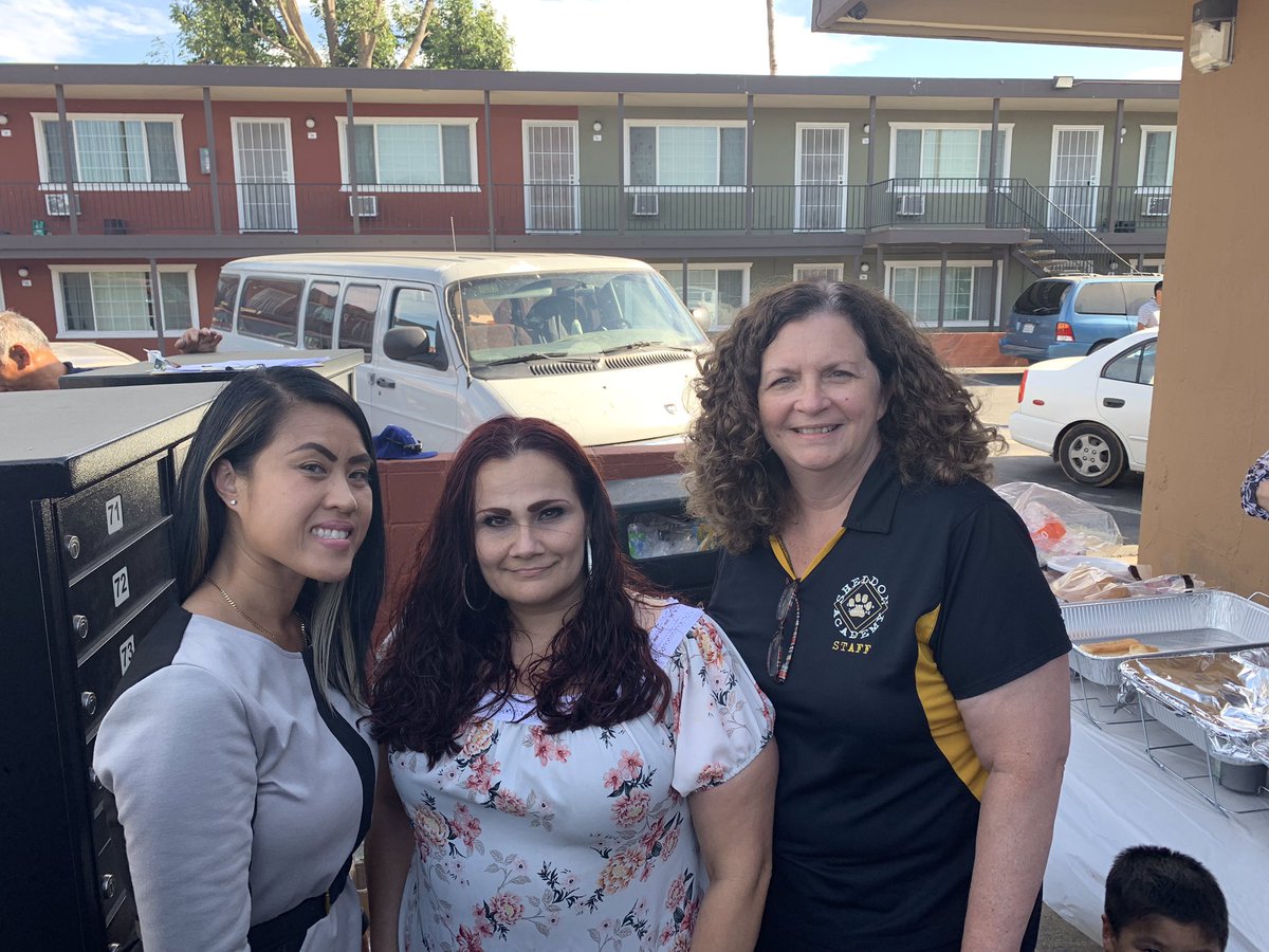 LisaLisalew's tweet photo. National Night Out @ Crawley! #NationalNightOut #BePremier #CommunityPartnersRock #FSUSD https://t.co/WPy2esT6x2