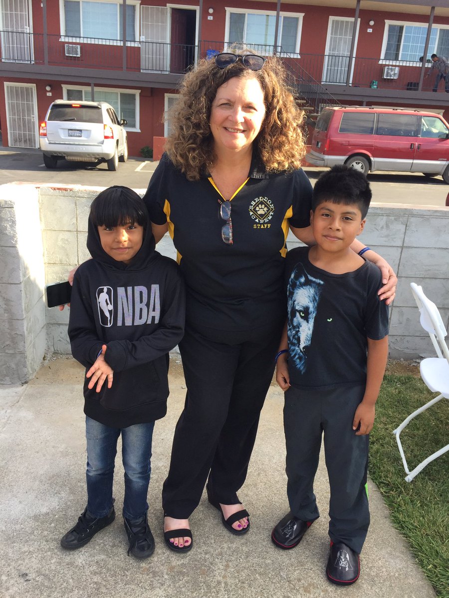 LisaLisalew's tweet photo. National Night Out @ Crawley! #NationalNightOut #BePremier #CommunityPartnersRock #FSUSD https://t.co/WPy2esT6x2