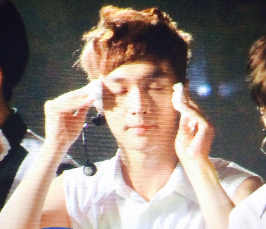zyxvltn's tweet photo. yixing always wipes his sweat with two hands ๐ฅบ some things really don't change ๐ฅบ๐ฅบ๐ฅบ๐ฅบ https://t.co/ayPVc9NRcj