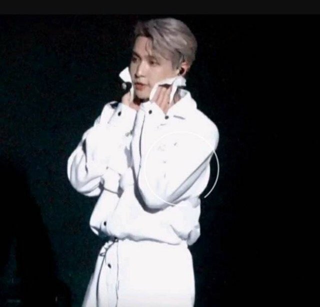 zyxvltn's tweet photo. yixing always wipes his sweat with two hands ๐ฅบ some things really don't change ๐ฅบ๐ฅบ๐ฅบ๐ฅบ https://t.co/ayPVc9NRcj