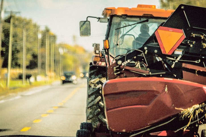 RT @rcmpmb: It’s harvest time! Please remember to not follow too closely to farm equipment & watch for turn signals, which are likely indicating a wide turn on/off the road. #rcmpmb #TrafficTues