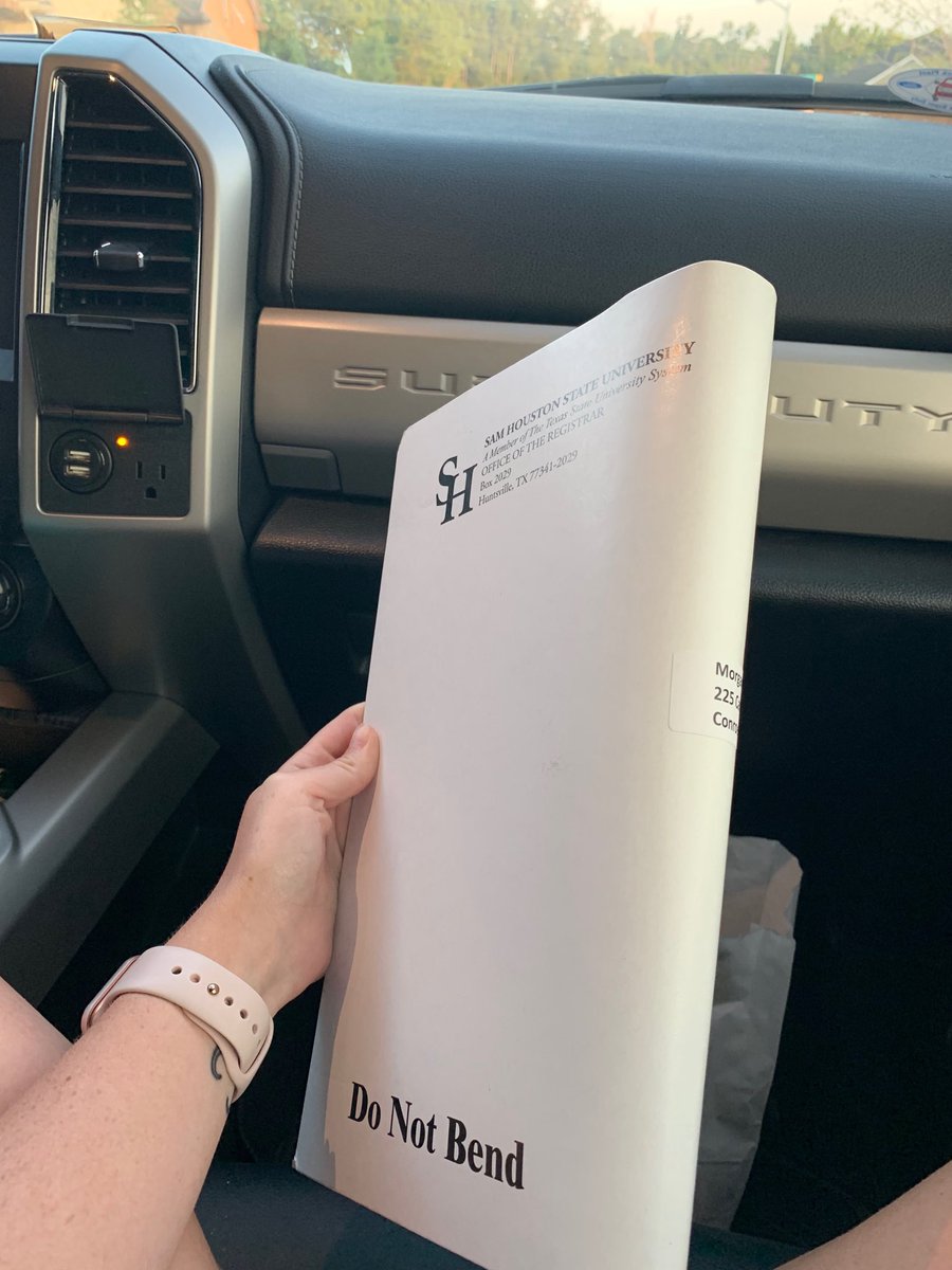 Morgan_Darby18's tweet photo. on today’s episode of you had 1 job..... my diploma, ladies and gentleman https://t.co/mbimwjdQGQ