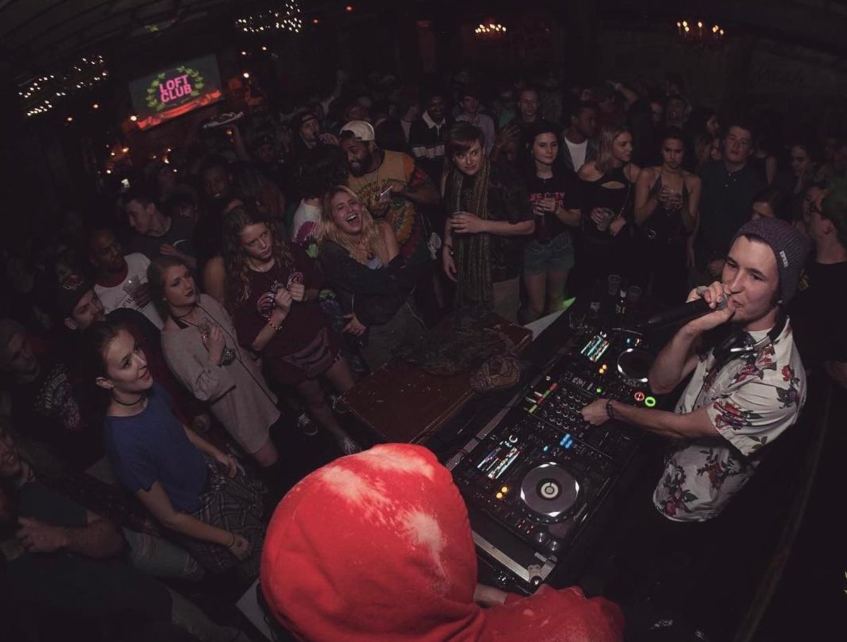 LOFTCLUBirl's tweet image. #Staywavy 🌊