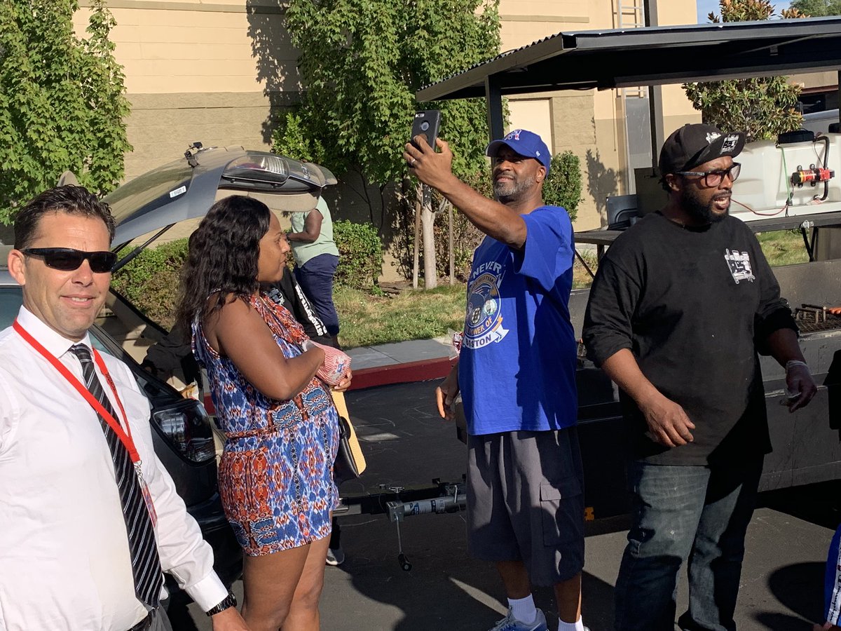 jmgsca's tweet photo. Jay Dowd steps up and volunteers to be the first hotdog vendor at national night out across no job too small for the Crystal stalwart! @CrystalCougars #NationalNightOut #fsusdpremier#fsusd https://t.co/5foPXtyxAP