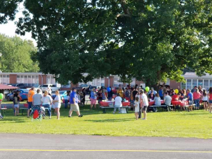UnakaElementary's tweet photo. Thank you to everyone who came out and made our first annual Back to School Bash a success! 😀 https://t.co/wIqRXyl5Hq