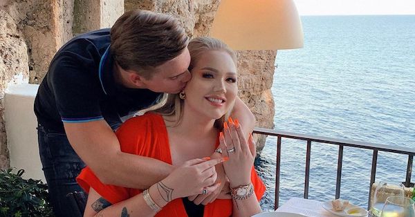 Beauty YouTuber NikkieTutorials is engaged! 💍 eonli.ne/2KxFMuK