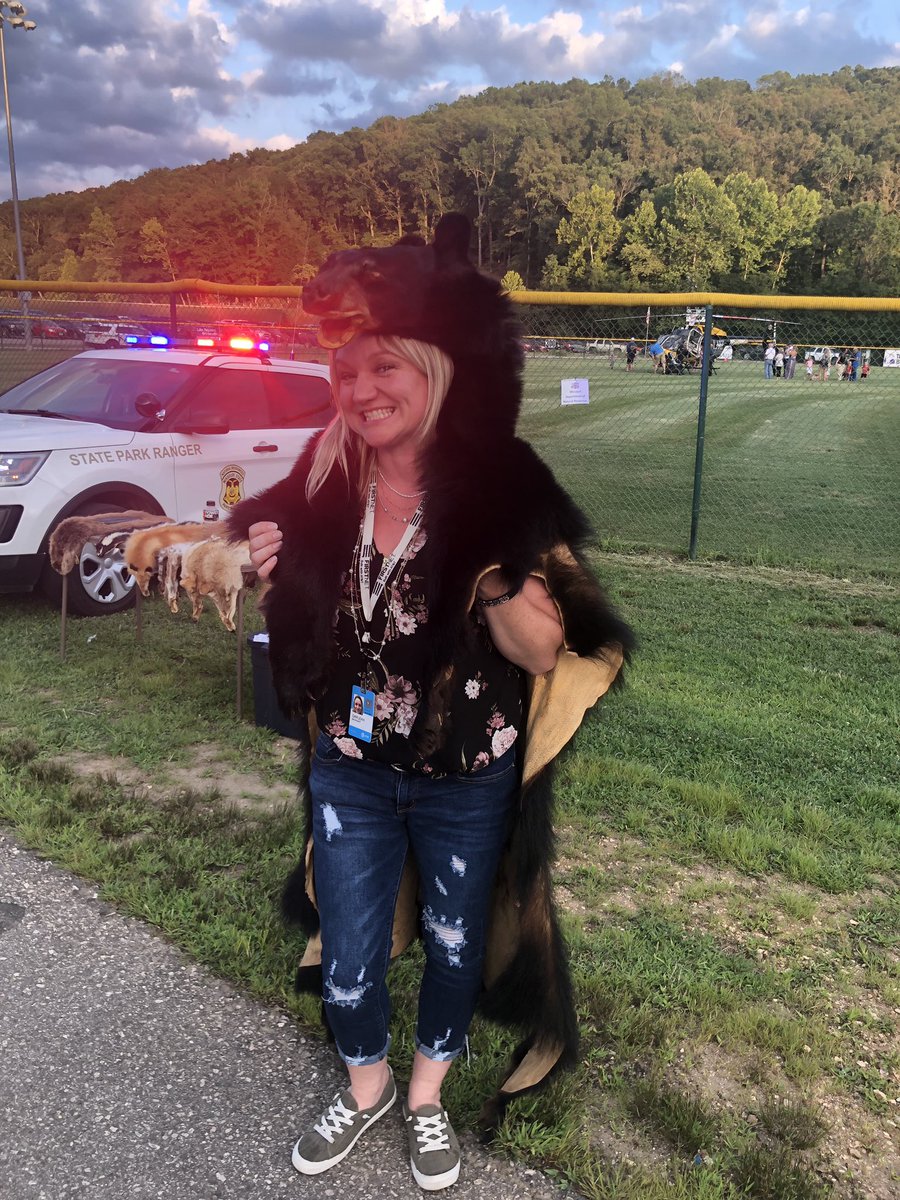 Darleah's tweet photo. Made it back to the Osage Beach in time to enjoy a little National Night Out and even get a ‘Bear’ hug! Thank you Park Ranger Roby. Beary much appreciated. @KAMOBAT #FirstNet @alysonwoodard @ChadSain @CentralRgnVoice https://t.co/MU8OU3iDlI