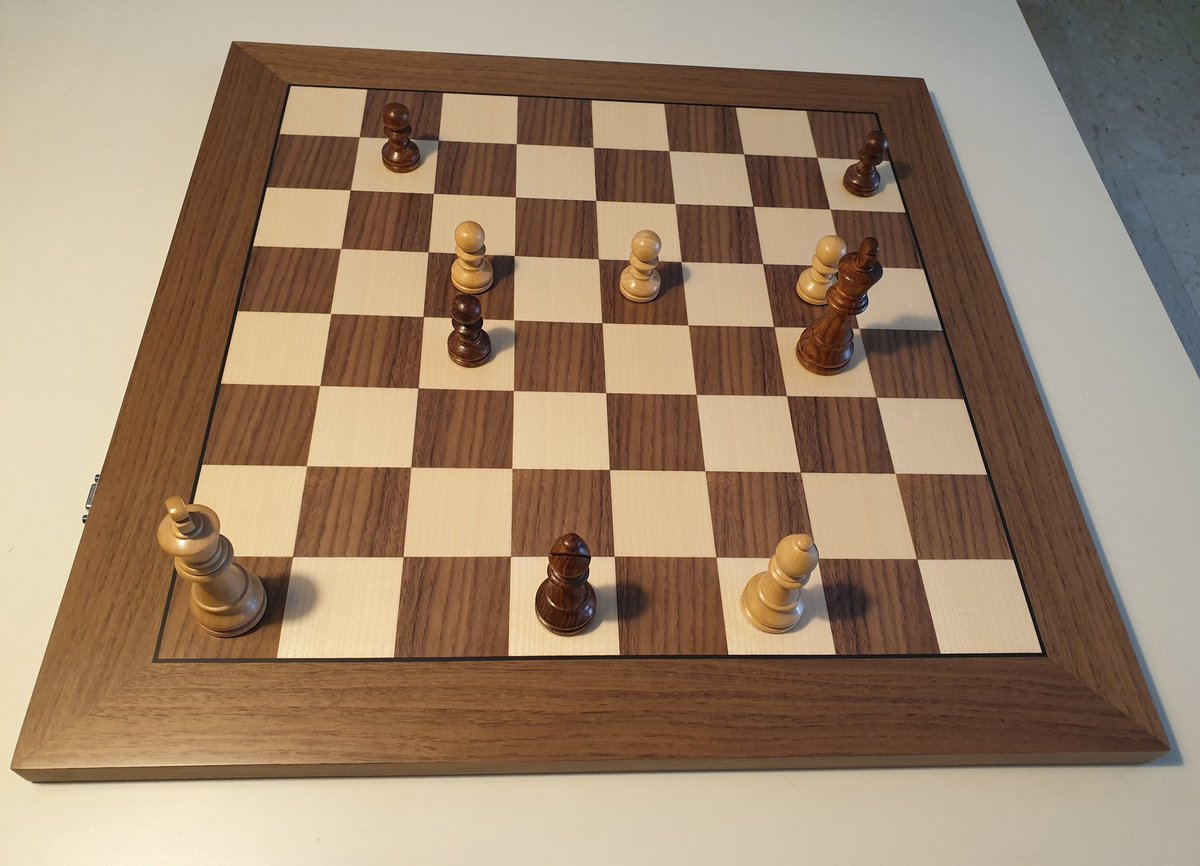 olimpiuurcan's tweet photo. White's e-pawn is the equivalent of an advanced player with the ball in rugby. The rest of the white pieces have to make sure it cannot be stopped. https://t.co/V6wD6cwHv8