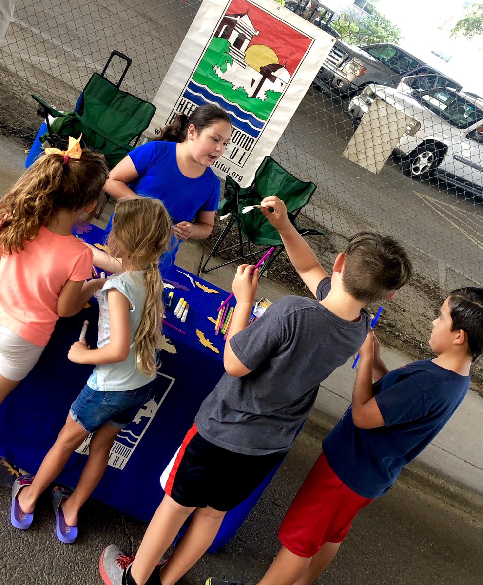 Isabel_Anaya1's tweet photo. Bat Loco Bash 2019 with @KSABeautiful π¦ My niece is doing an amazing job sharing the importance of using reusable straws. #RefuseOrReuse #batloco #Sustainability #ecoteacher https://t.co/LHUlB4Ftf2