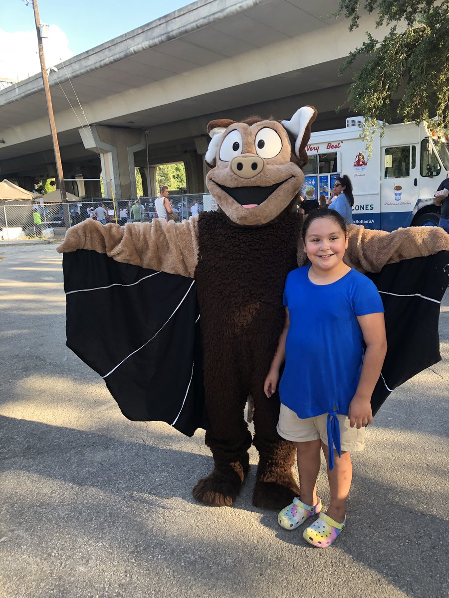 Isabel_Anaya1's tweet photo. Bat Loco Bash 2019 with @KSABeautiful π¦ My niece is doing an amazing job sharing the importance of using reusable straws. #RefuseOrReuse #batloco #Sustainability #ecoteacher https://t.co/LHUlB4Ftf2
