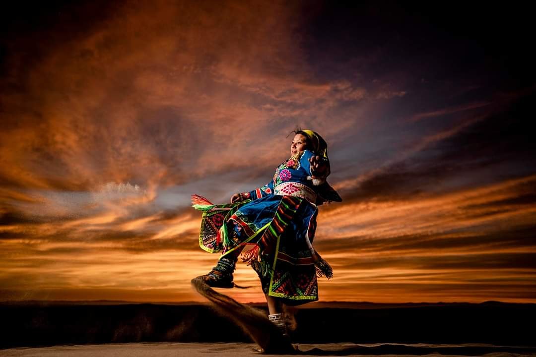 ongtarukari's tweet photo. 🔶Agradecidos d los participante se hicieron parte de este proyecto de vinculación territorial y educación ambiental.
 Tercer lugar concurso de fotografía  🥉
Nombre foto: Bailarina danza tinku, dunas de la comuna de Pica
Autor: Franco Miranda https://t.co/u1cAA9lU4G