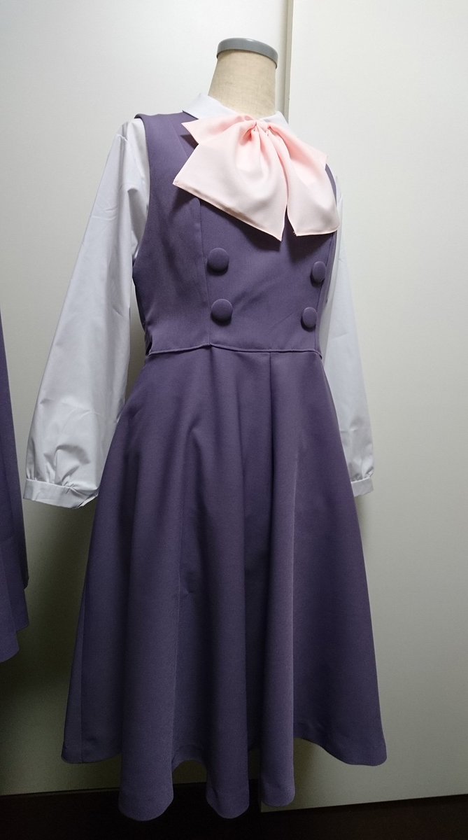 制服コミュニケーション3 10月31日プラザマーム2階 制服コレクション です 夏らしいかわいいワンピースを見つけてrtしてしまいました スタッフ用の制服もこんなワンピースのようにかわしく仕立てたかったですが パニエを履かなくても十分可愛いです