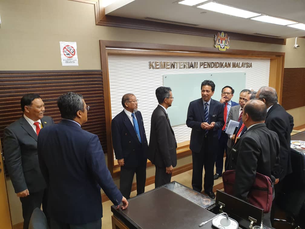 Kunjungan hormat ke Kementerian Pendidikan Malaysia yang berlansung pada 6/8 .

@MOWorks
<a href="/JKRMalaysia/">JKR Malaysia</a>
<a href="/baru_bian/">Baru Bian</a>
<a href="/HjAnuarTahir/">Hj Anuar Tahir</a>
<a href="/KsuMoworks/">KSU_MOWorks</a>

#togetherwedeliver